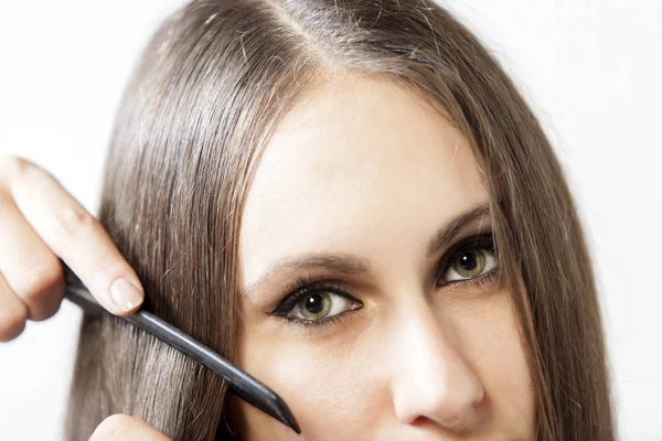 Chica peinándose el pelo — Foto de Stock