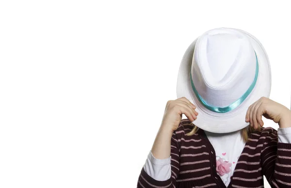 Αστείο παιδί καλύπτει το πρόσωπό της με καπέλο Εικόνα Αρχείου