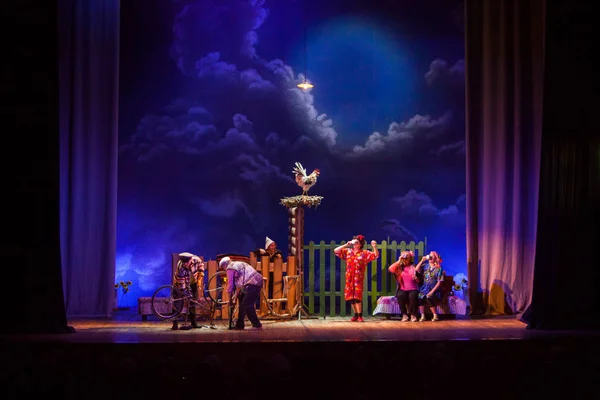 Театральная сцена "Баламуты" на сцене Одесской Акады — стоковое фото