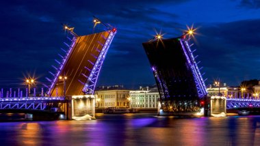 Drawbridges St. Petersburg, Ru ile Neva Nehri'nin gece görünümü