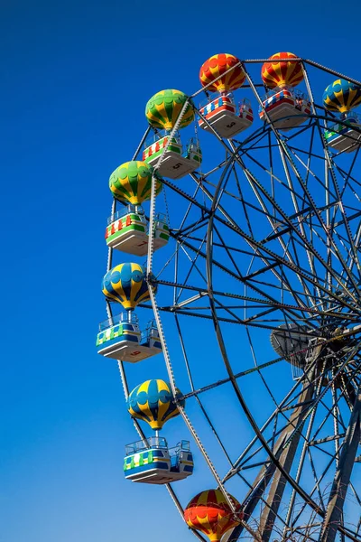 Ferris wheel with gondola in the form of a balloon. — Stock Photo, Image