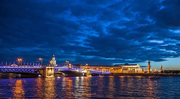 Drawbridges St. Petersburg, Ru ile Neva Nehri'nin gece görünümü