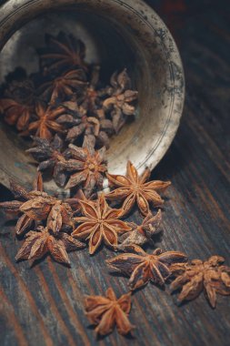 yıldız anason, bir ahşap masa yakın çekim bir bronz harçtan dökülür