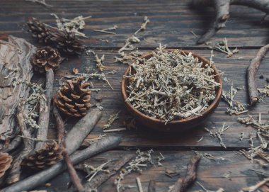 Alternatif Tıp - pelin ahşap bir masa üzerinde aromatik kuru ot