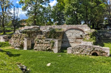 Antik Roma şehri Diokletianopolis, Hisarya kasaba evlerinde kalıntıları