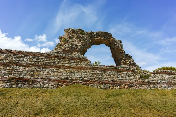 Remanings de las fortificaciones de la ciudad romana de Diocletianopolis, ciudad de Hisarya — Foto de Stock