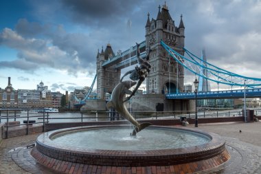 Londra'da Tower Bridge üzerinde Twinlight, İngiltere