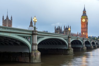 Westminster Bridge ve Big Ben, London, İngiltere'de inanılmaz gece fotoğrafı