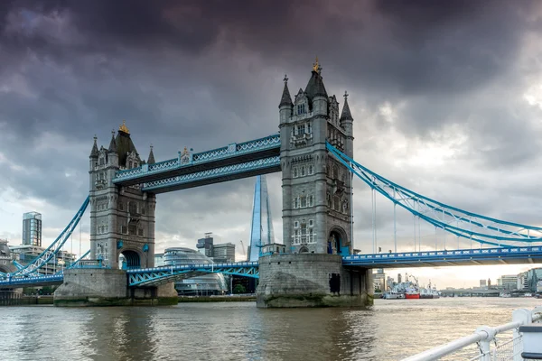 Vista al atardecer del Tower Bridge en Londres, Inglaterra — Foto de Stock