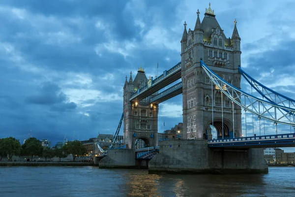 Foto nocturna de Tower Bridge en Londres, Inglaterra , — Foto de Stock