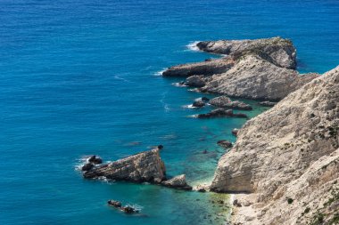 Kayalar ve Petani Beach, Kefalonia, Ionian Islands yakınındaki mavi suları