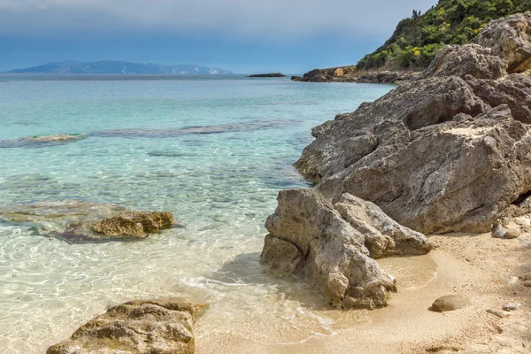 Kameny ve vodě Pesada beach, Kefalonia, Jónské ostrovy — Stock fotografie