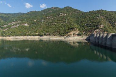 Ladscape Vacha (Antonivanovtsy) depo, Rodop dağ çevresinde yeşil orman ile