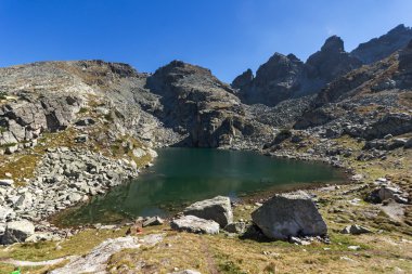 Panoramik korkunç göl ve Kupens tepeler, Rila Dağı