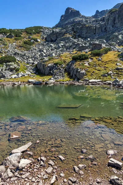 바위와 작은 호수, Rila 산 — 스톡 사진