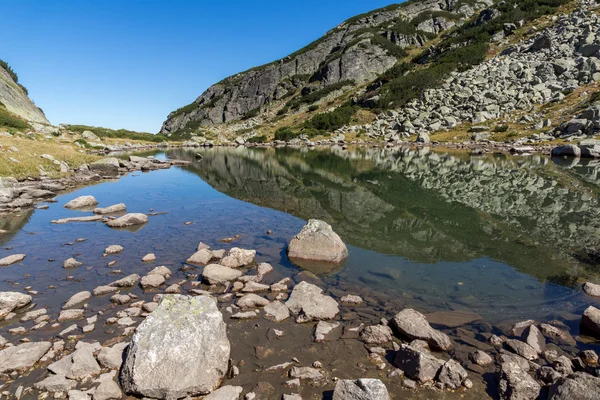 Refleksi bukit-bukit hijau di Danau kecil, Gunung Rila — Stok Foto