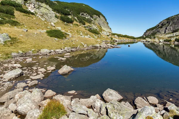 Paesaggio con acqua pulita nel piccolo lago, montagna di Rila — Foto Stock