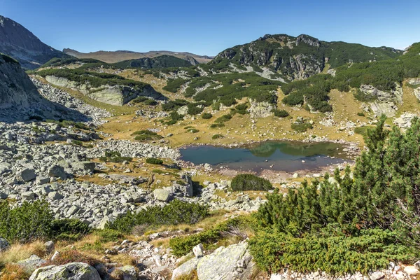 Vue panoramique sur le petit lac, la montagne Rila — Photo