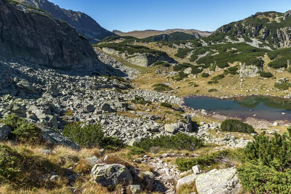 Úžasný pohled z malého jezera, hory Rila — Stock fotografie