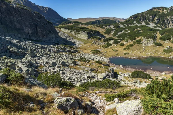 Vue imprenable sur le petit lac, la montagne Rila — Photo