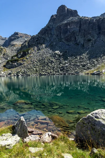 Rocky peak dan Lake, Rila Mountain — Stok Foto