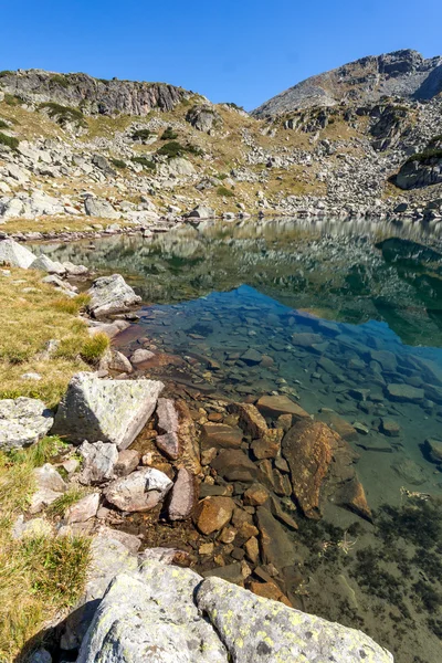 Panorama dari Danau dan refleksi dari Preokoret (Popova Kapa) puncak, Rila Gunung — Stok Foto