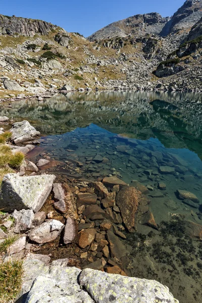 Increíble vista del lago y reflejo del pico Preokorets (Popova Kapa), Montaña Rila —  Fotos de Stock