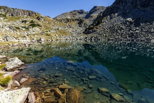 Menakjubkan panorama Danau dan refleksi dari Preokorets (Popova Kapa) puncak, Rila Gunung — Stok Foto