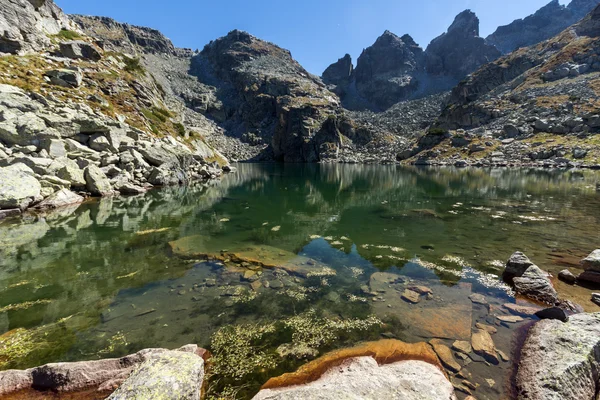 Pemandangan yang menakjubkan dari The Scary Lake dan Kupens Puncak, Rila Gunung — Stok Foto