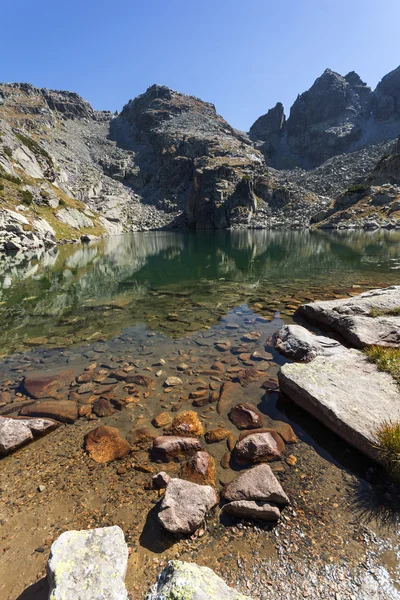 Air bersih dari The Scary Lake dan puncak Kupens, Rila Mountain — Stok Foto