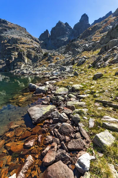 Peisaj uimitor al lacului înfricoșător și vârfurilor Kupens, Muntele Rila — Fotografie, imagine de stoc