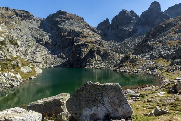 Дивовижний краєвид страшно озеро і Kupens вершин гори Ріла — стокове фото