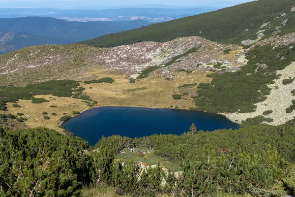 Yonchevo 湖，里拉山的全景视图 — 图库照片
