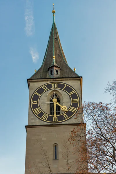 St. Peterskirche und Herbstbäume, Stadt Zürich — Stockfoto