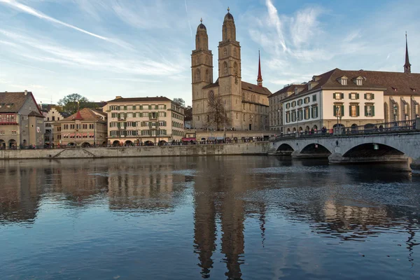 Tükrözi a Limmat folyó, zürichi Grossmünster templom — Stock Fotó