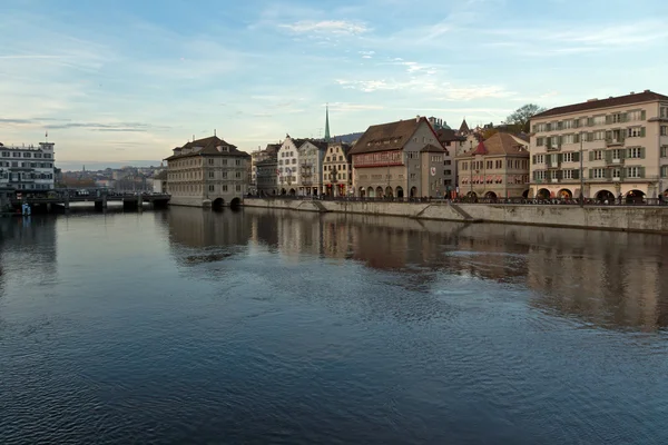 Zonsondergang panorama van de stad Zürich en reflectie in Limmat rivier, — Stockfoto