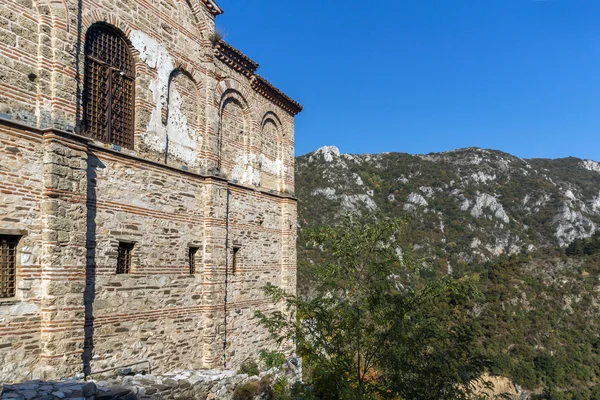 Iglesia de la Santa Madre de Dios en la Fortaleza de Asen y la montaña Rhodopes — Foto de Stock