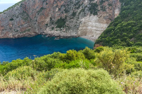 Agua azul y rocas de playa en la isla de Zakynthos —  Fotos de Stock