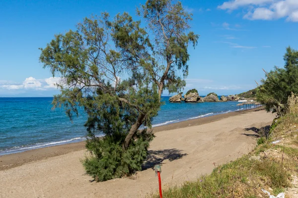 Rocce nell'acqua della spiaggia di Porto Kaminia, isola di Zante — Foto Stock