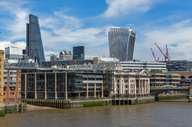 Thames Nehri ve Londra şehir panoraması
