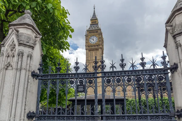 Csodálatos kilátás nyílik a Big Ben, a Parlament Square Garden, London, Anglia — Stock Fotó