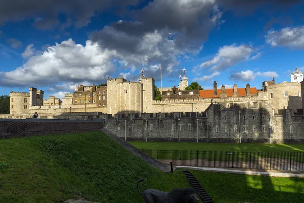 Zachód słońca widok zabytkowy Tower w Londynie, w Anglii — Zdjęcie stockowe