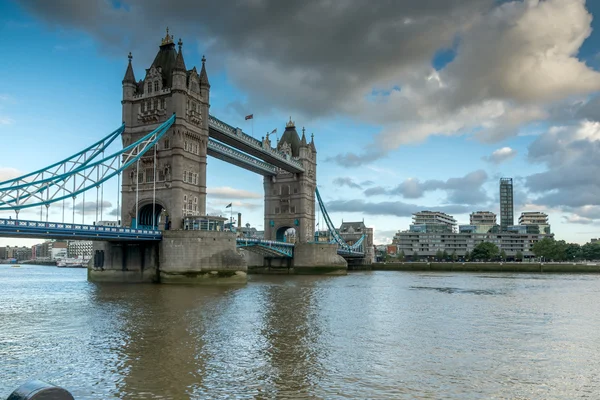 Alacakaranlık üzerinde Tower Bridge, Londra, İngiltere — Stok fotoğraf