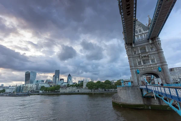 Удивительный вид на закат Тауэрского моста в Лондоне, Англия — стоковое фото