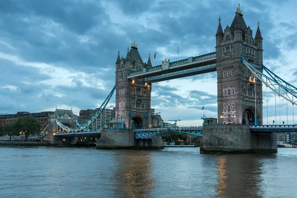 Twinlight cityscape Tower Bridge ve Thames Nehri, İngiltere — Stok fotoğraf