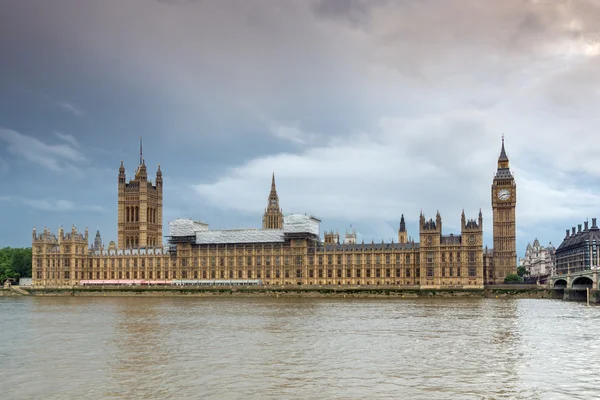 Zonsondergang van de Houses of Parliament, het paleis van Westminster, Londen, Engeland — Stockfoto