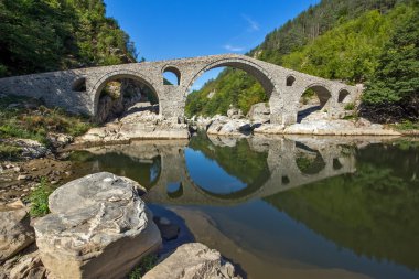 Yansıma Devil's Bridge uygulamasında Arda Nehri, Kırcaali bölgesi şaşırtıcı