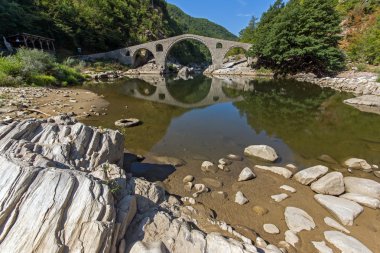 Panoramik Şeytan Köprüsü ve Rodop dağ Arda Nehri, Kırcaali bölgesi içinde