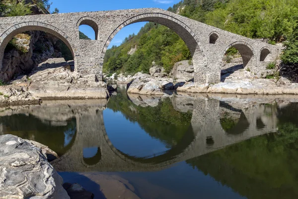 Απίστευτη θέα της γέφυρας του διαβόλου και του Άρδα ποταμό, περιοχή Κάρτζαλι — Φωτογραφία Αρχείου