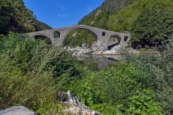 Weerspiegeling van Devil's Bridge en Rodopegebergte berg in Arda (rivier), Kardzhali regio, — Stockfoto